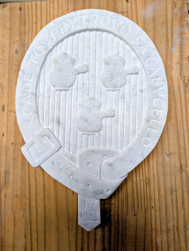 Blason en marbre