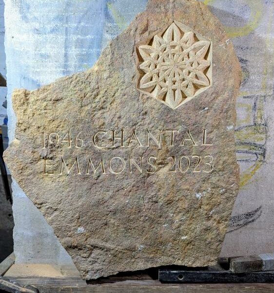 Monument funéraire en pierre dorée