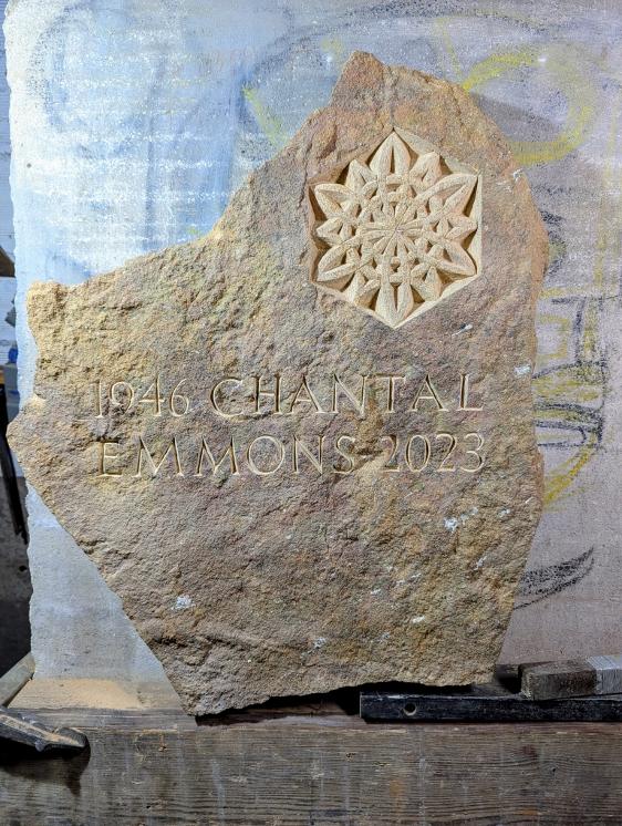 Monument funéraire en pierre dorée