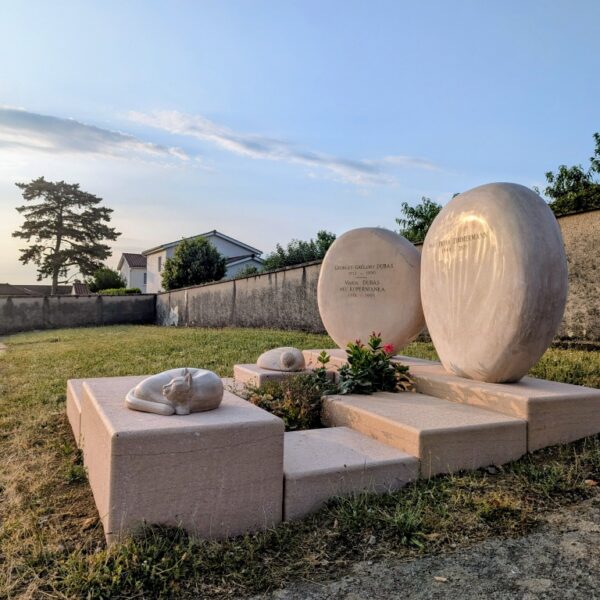 Monument funéraire avec galets hérisson et chat sculptés